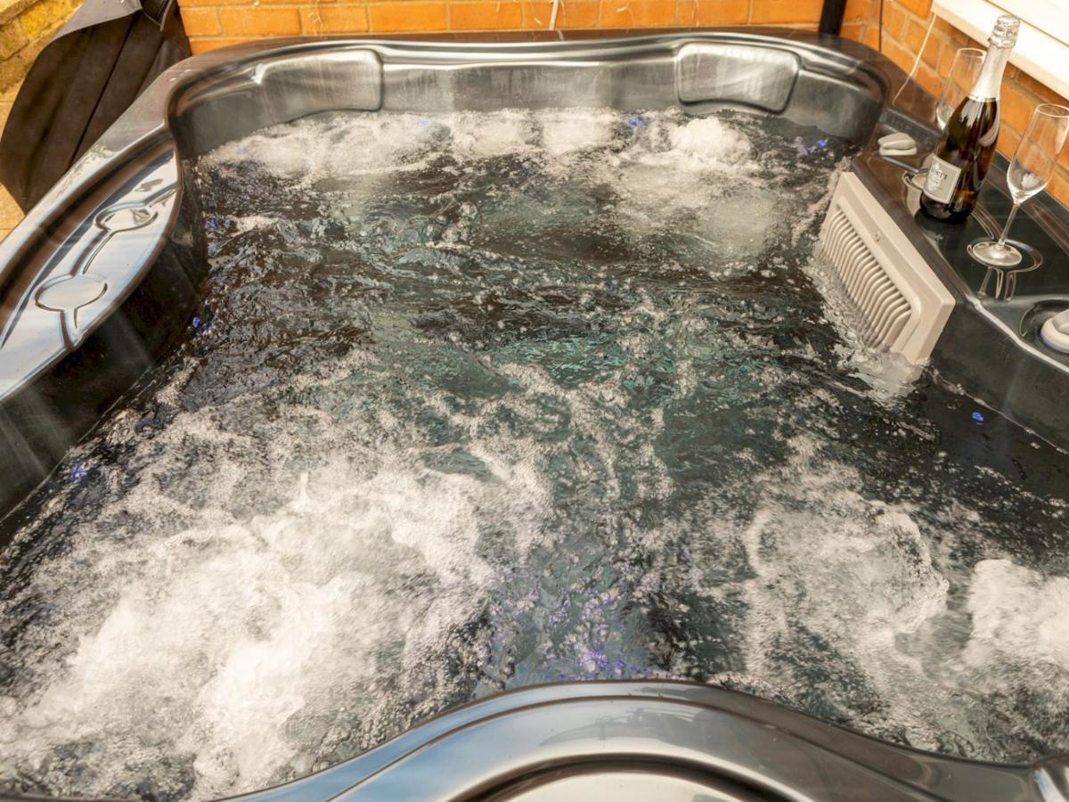 סקארבורו Pass The Keys Amazing 4 Bedroom Property- Hot Tub & Sea Views מראה חיצוני תמונה